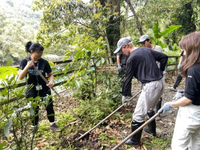 學習司法官挖掘植穴 (林業保育署新竹分署提供)
